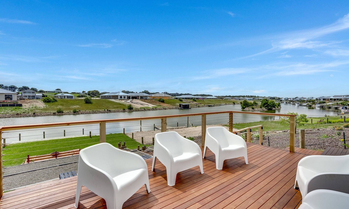 Nangkita House | Spacious holiday home at 94 Blanche Parade Hindmarsh Island