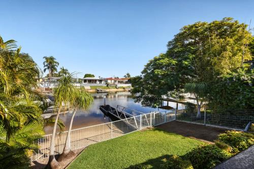 Broadbeach Waters House | Spacious house with Pool, River views, BBQ, Pontoon, Wifi - Mojo Stays