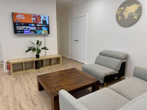Menangle Park House | Spacious New Home for 12 Guests