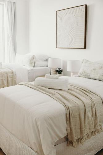 Newcastle West Apartment | Spacious Newcastle West Apartment w Parking, Pool and Gym