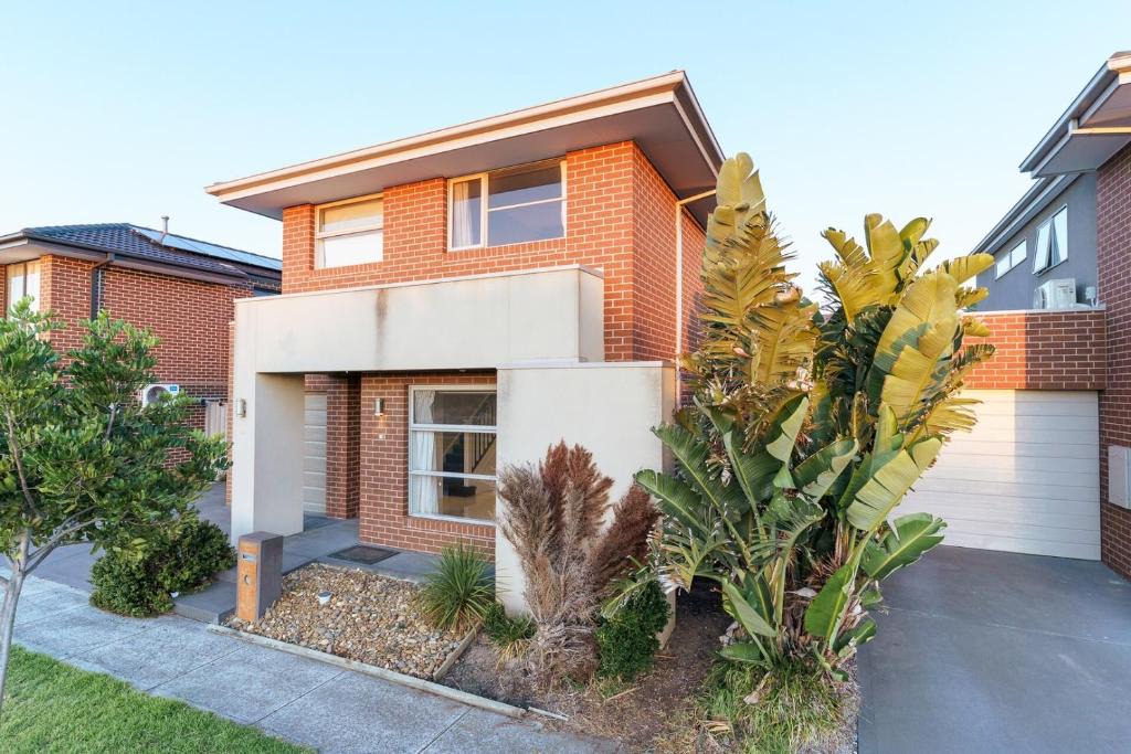 Point Cook House | Spacious Point Cook Retreat & Free Parking