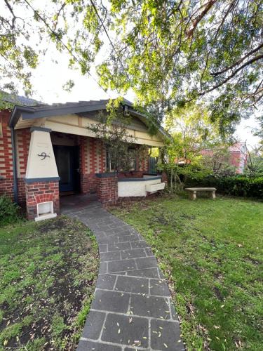 McKinnon House | Spacious Private Room in Mckinnon 3 min to Train Station, Cafes and close to Monash Uni
