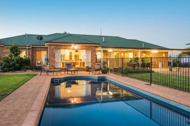 Central Mudgee Villa | Spacious resort style property with pool in Mudgee - Rest Easy Mudgee Villa