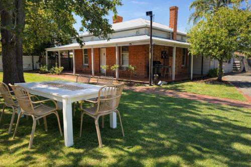 Sale House | Spacious Stylish Group Stay Sleeps 12 5bed3Bath