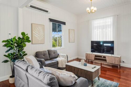 Wellers Hill House | Spacious upper 3BR Family Home in Quiet Tarragindi