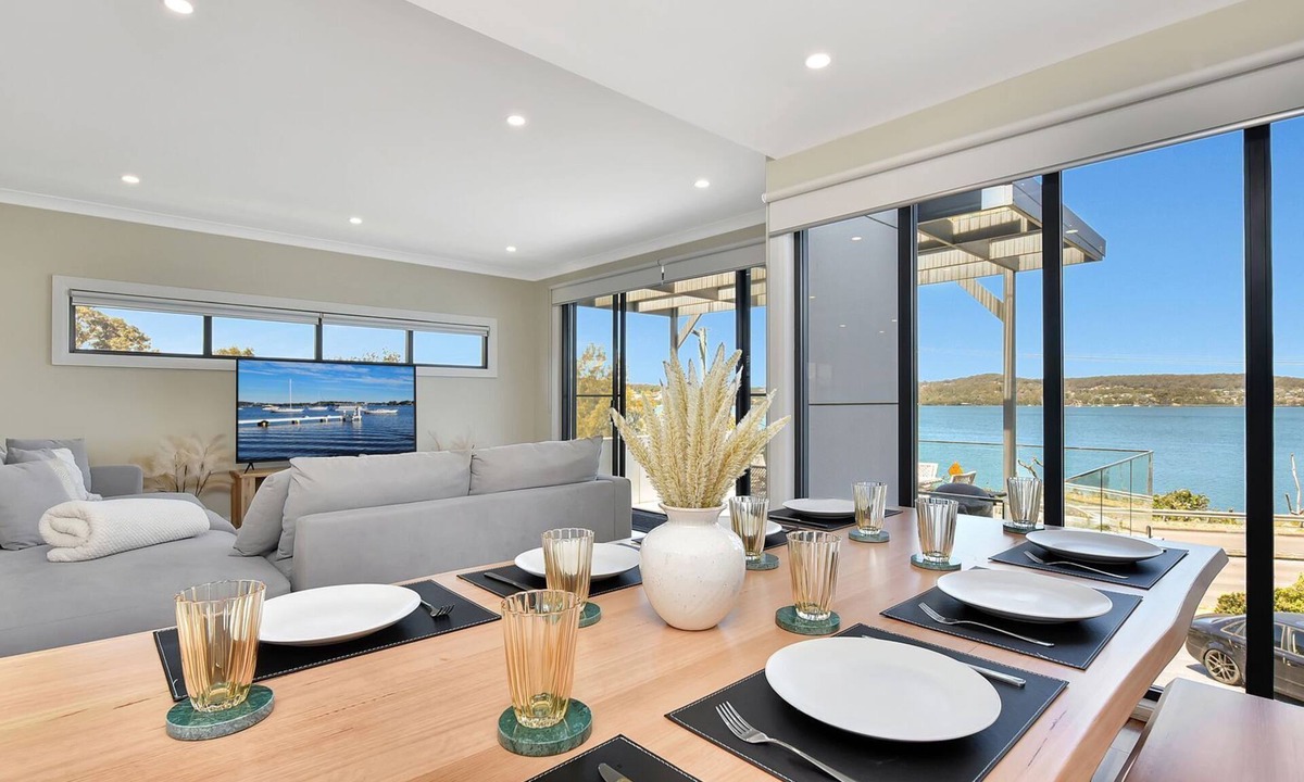 Speers Point House | Speers Point Lakeviews on The Esplanade