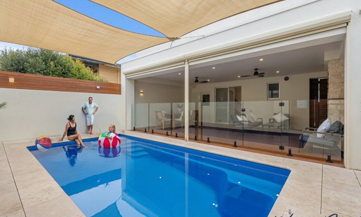 Christies Beach House | Splendour by the Sea by Wine Coast Holidays