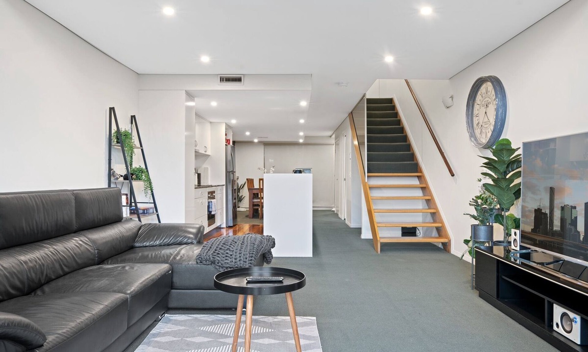 Spring Hill Apartment | Spring Hill 2BR with Pool and Balcony Views