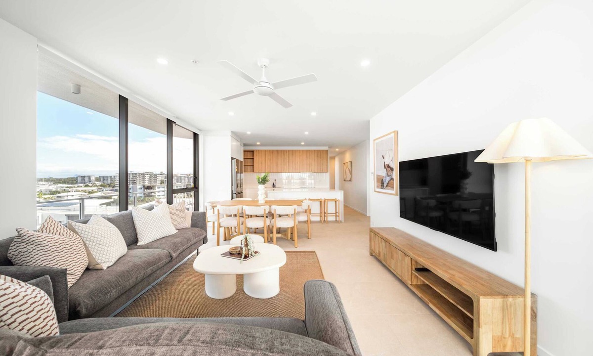 Birtinya Apartment | St Clair Luxury Lake Kawana Living