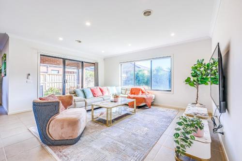 Point Cook House | StayAU 4BR Tranquil Family Escape House Point Cook