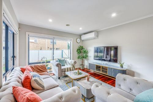 Caroline Springs House | StayAU Double Story Pet-friendly House PoolTable