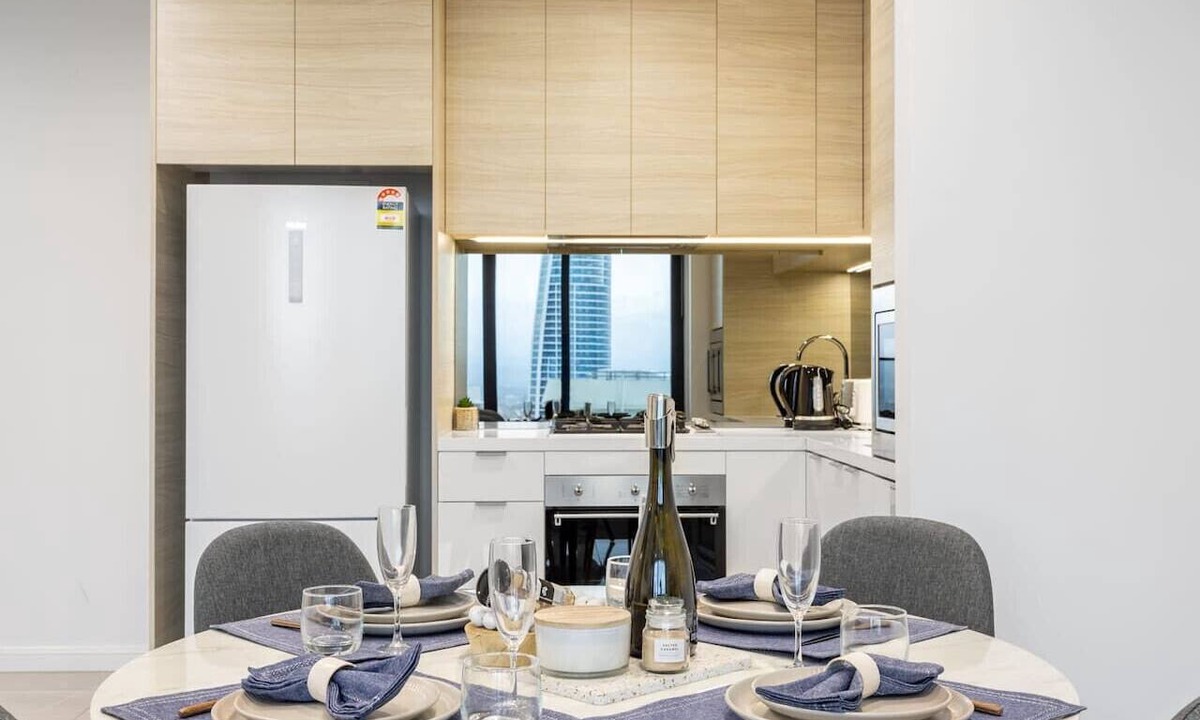 Surfers Paradise Apartment | Steps to beach and cafes w/Gym & Sauna Room