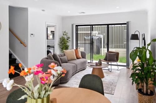 Christies Beach House | Steps to the Beach Cafes moderm stylish 3BR