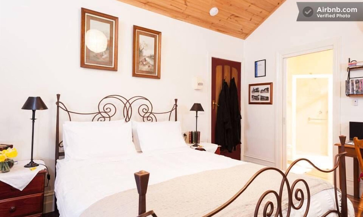 Belgrave Bed & Breakfast | Stones Throw Cottage Bed & Breakfast