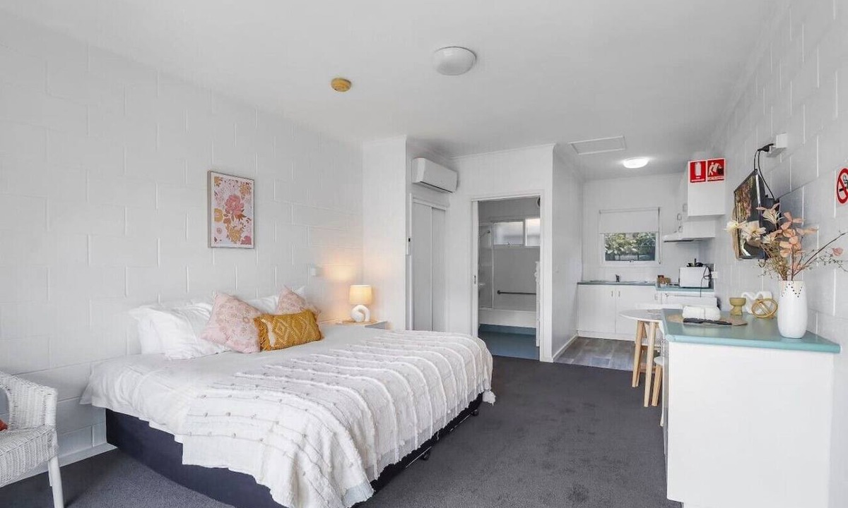 Geelong Apartment | Studio Apt, Prime Position, CBD, Mibnb