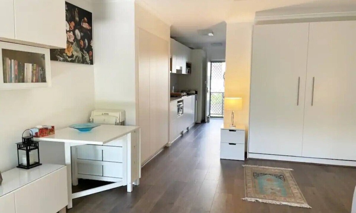 Newtown Apartment | studio centrally located in NEWTOWN. nThe longer you stay = discount!n