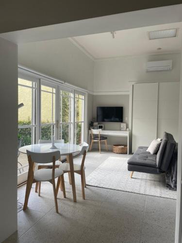 Elsternwick Villa | Studio Elster - Self contained studio, walk to beach, cafes, shops, trains