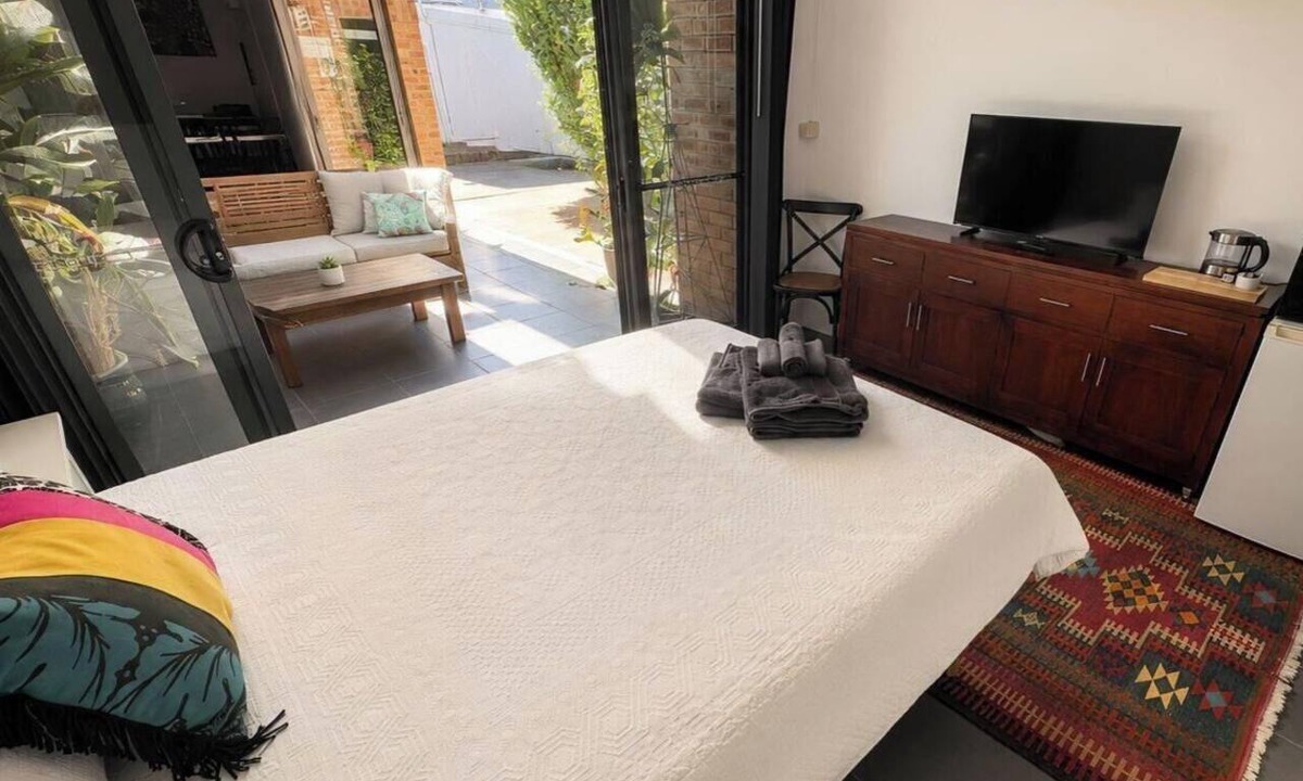 Tighes Hill Apartment | Studio Lizzie Private Newcastle Studio Retreat