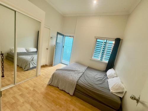 Woolloongabba House | Studio room ensuite bathroom Brisbane City near Kangaroo Point and Gabba Cricket stadium