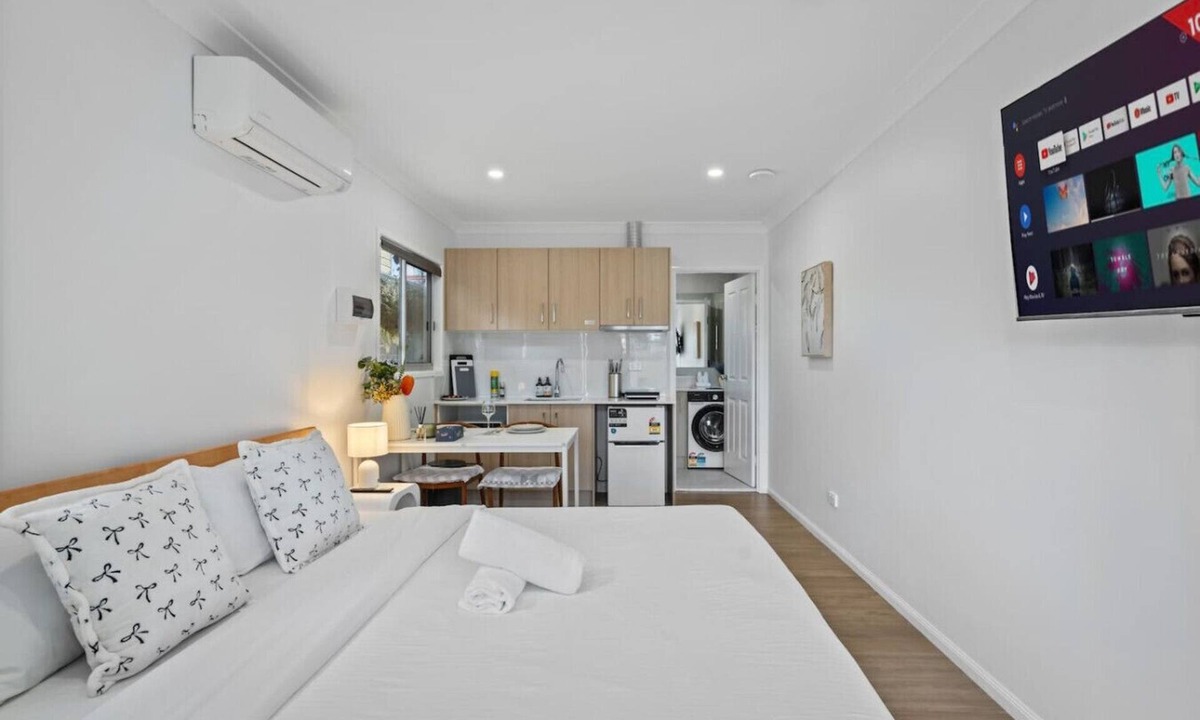 Macgregor House | Studio walk to Westfield | Best for Solo Travelers