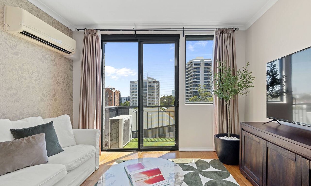East Perth Apartment | Stunning 3BR Perth Penthouse