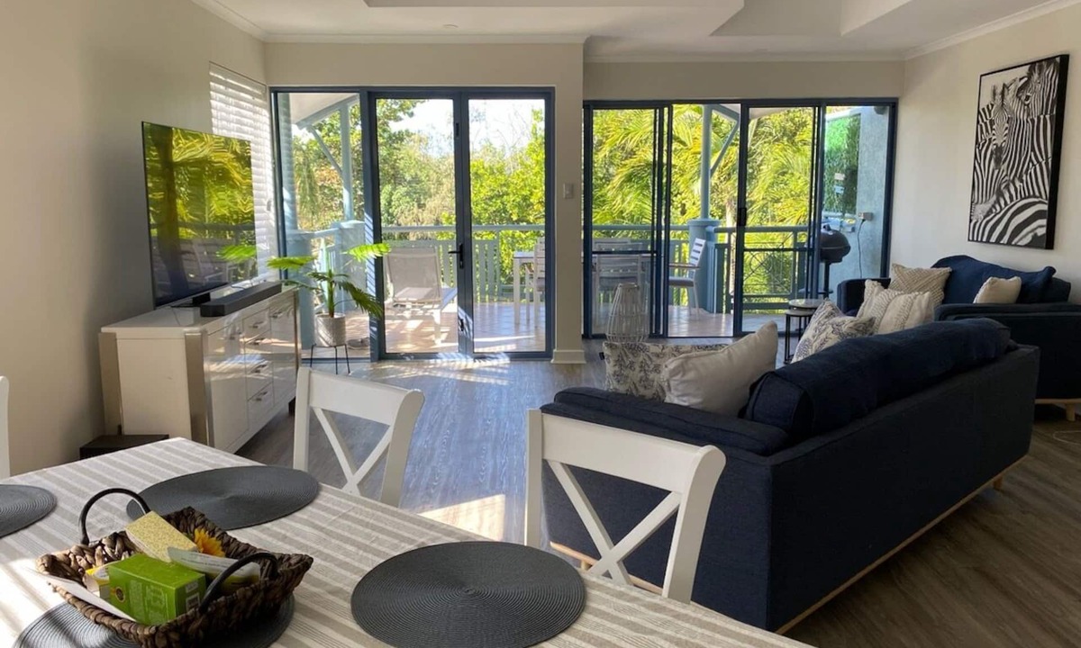 Yorkeys Knob Apartment | Stunning Beachfront Apartment