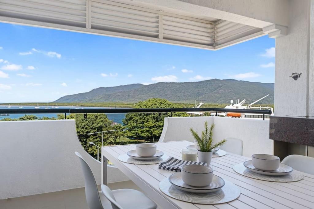 Cairns Central Business District Apartment | Stunning Coastal 3 Bedroom Apartment in Cairns CBD