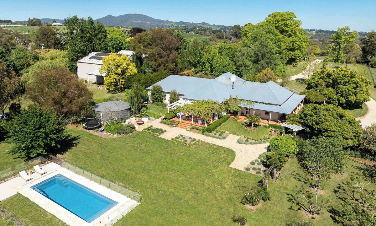 Canobolas House | Stunning Country Getaway - Pool + Tennis Court