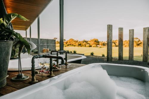 Warrnambool Apartment | Stunning couples getaway - Outdoor cinema and fire