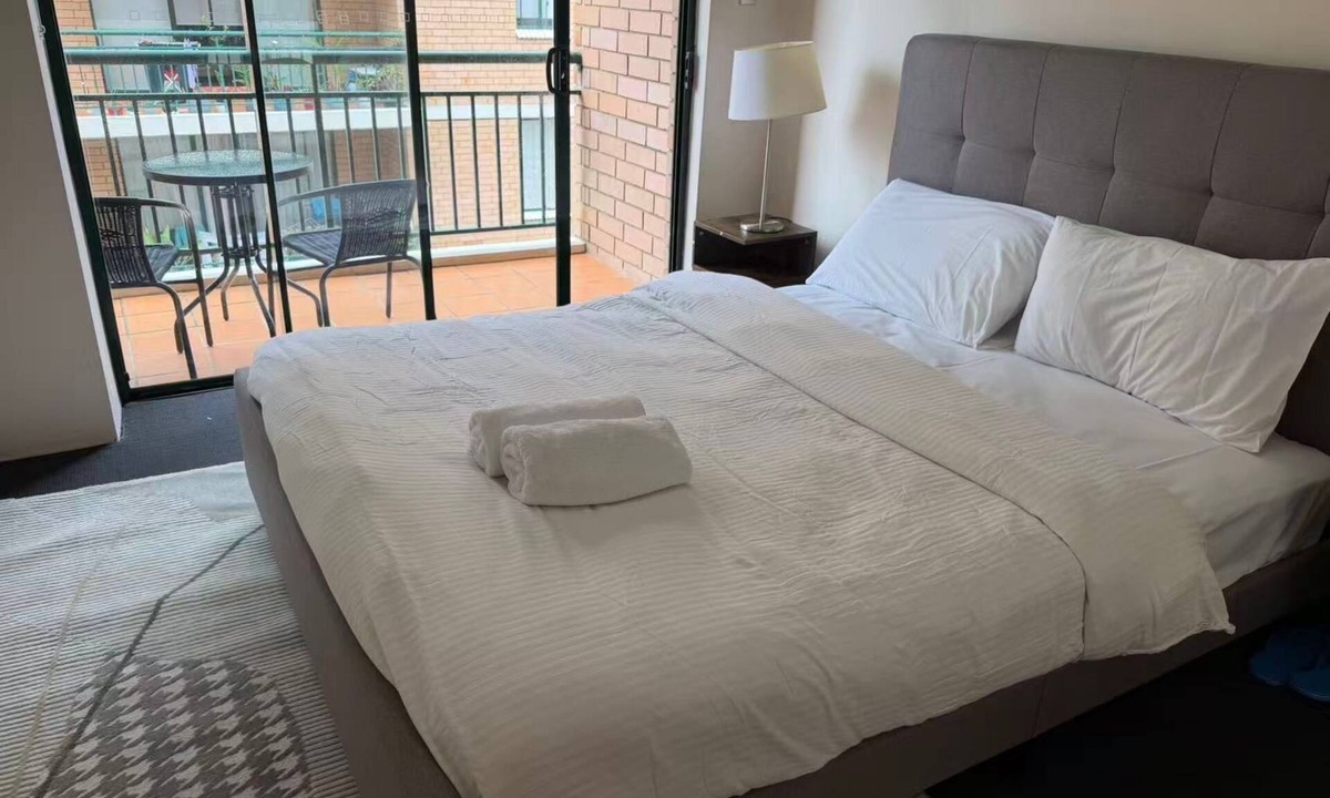 Surry Hills Apartment | Stunning Downtown Retreat With City Views