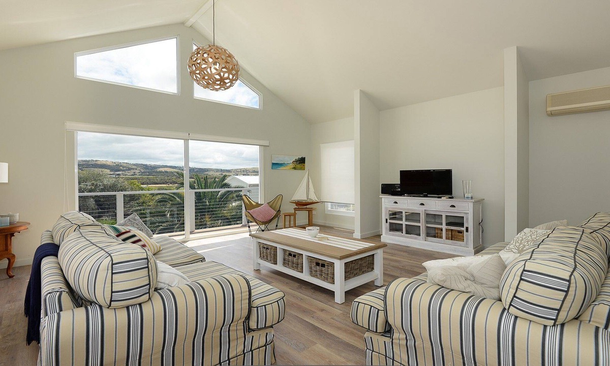 Hayborough House | Stunning Seagull Cottage. Close to Beach and Port Elliot.