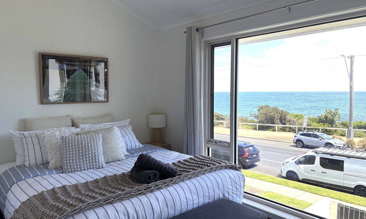 Mornington Villa | Stunning water views, Bayside Beach House Mornington