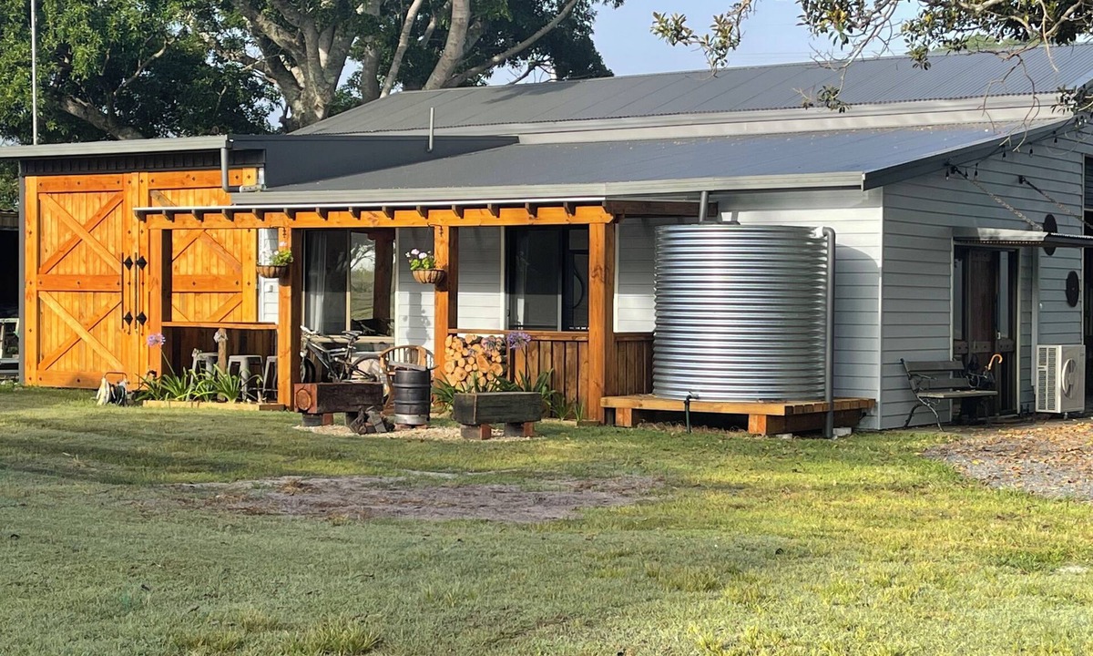 Mitchells Island House | Stylish 2 bedroom Guesthouse - 1 minute from the beach.