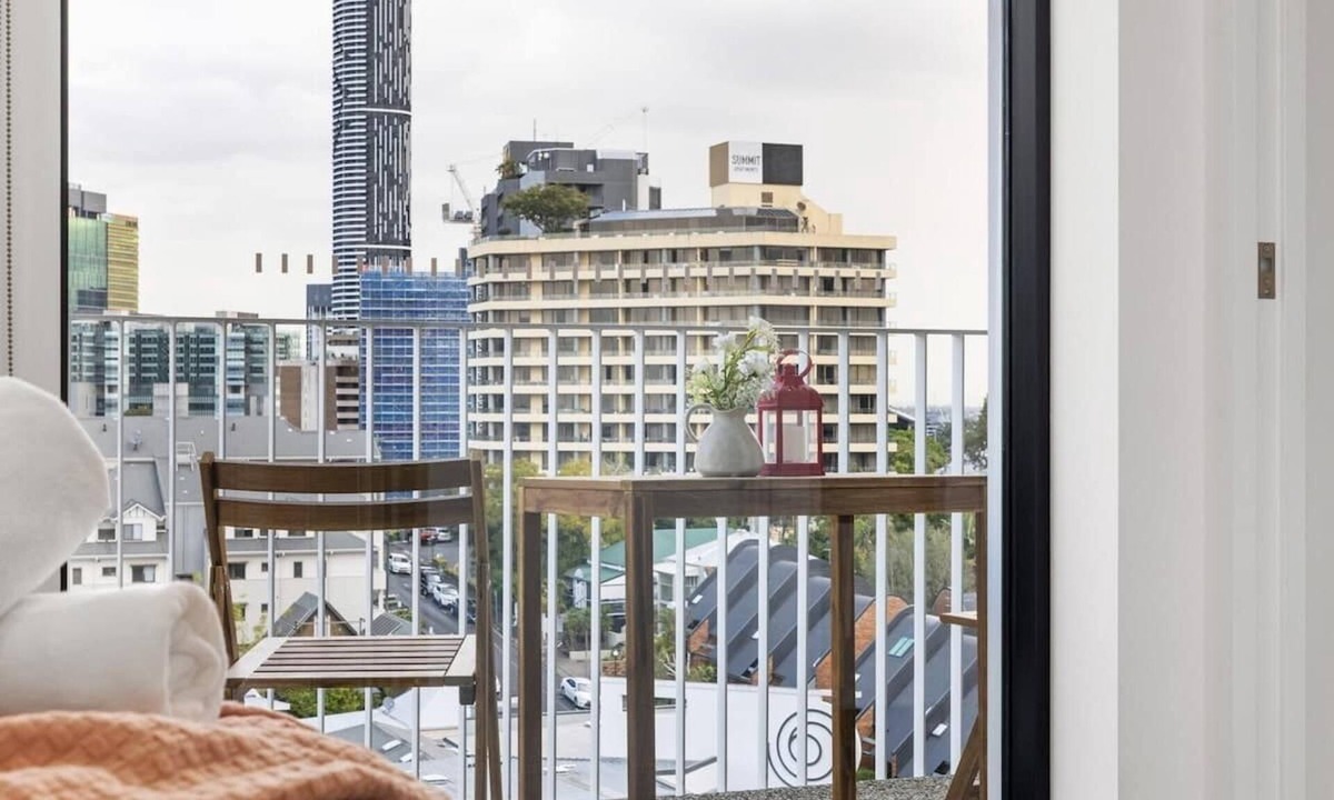 Spring Hill Apartment | Stylish 2BR Retreat Walk to shop & Local Hotspots