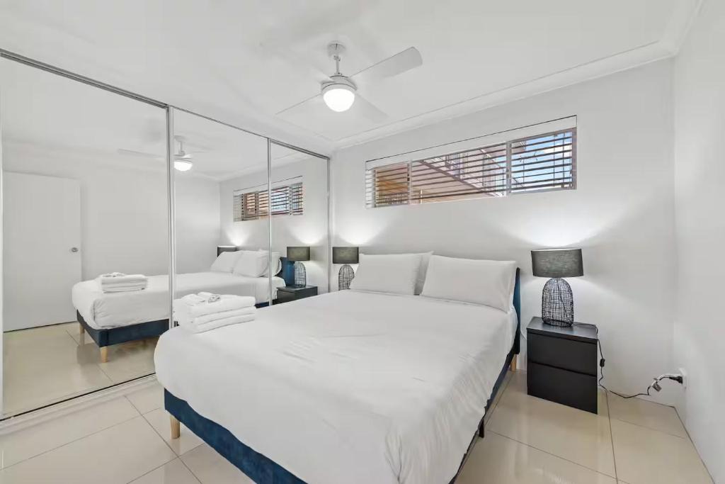 East Brisbane Apartment | Stylish 2BRM Apt Close to Gabba with Parking & Wifi