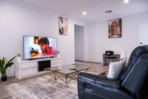Westminster House | Stylish 3BR Family Home Near CBD & Airport