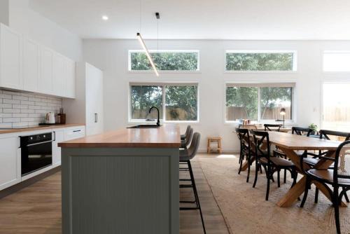 Kings Meadows House | Stylish 3BR Hideaway 7 Mins to CBD + Parking