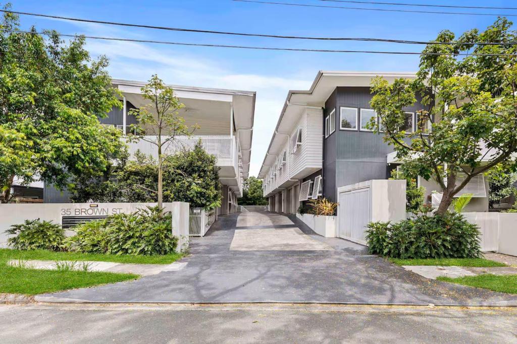 Camp Hill Apartment | Stylish 3BR Townhouse CampHill - WiFi, Parking