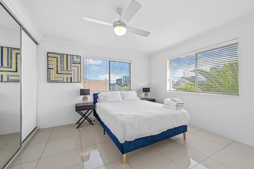 East Brisbane Apartment | Stylish 3BRM Apt with City Views,Free Parking & WiFi