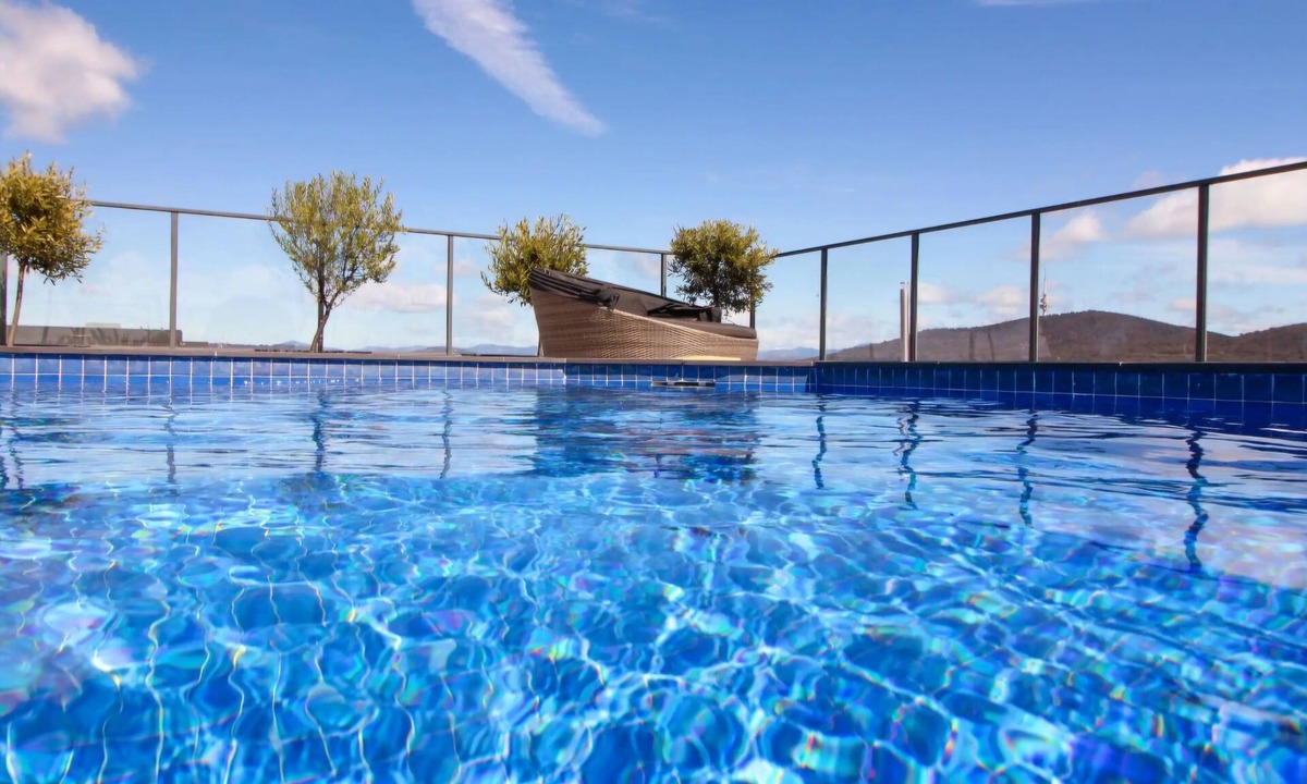Lyneham Apartment | Stylish Apartment with Rooftop Pool - Close to City+ANU