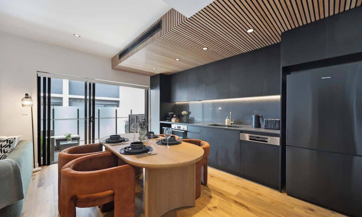 West End Apartment | Stylish Apt. w/Car park, Walk to Southbank