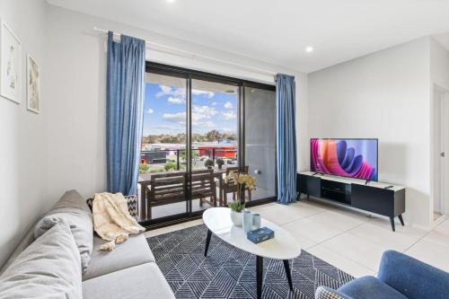 Macgregor Apartment | Stylish Apt with Balcony Easy Access to Everywhere