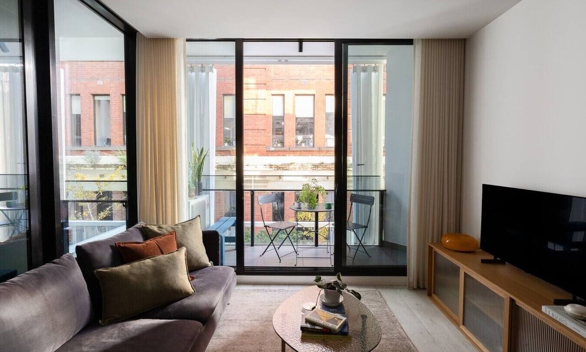 Collingwood Apartment | Stylish Collingwood Apartment with Balcony