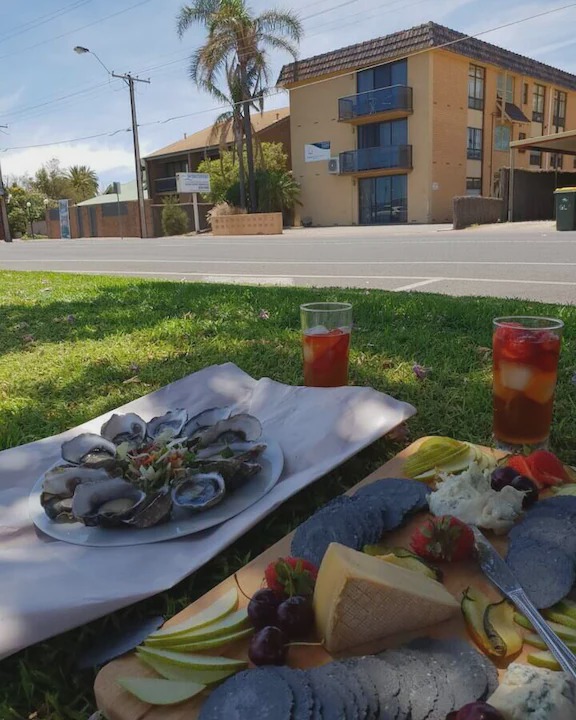 Glenelg North Apartment | Stylish Comfortable 2 bdrm Glenelg North