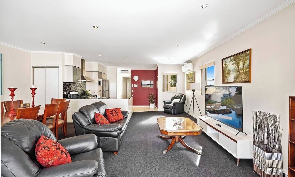 Spring Hill Apartment | Stylish Escape Free Parking for 2 Walk to CBD