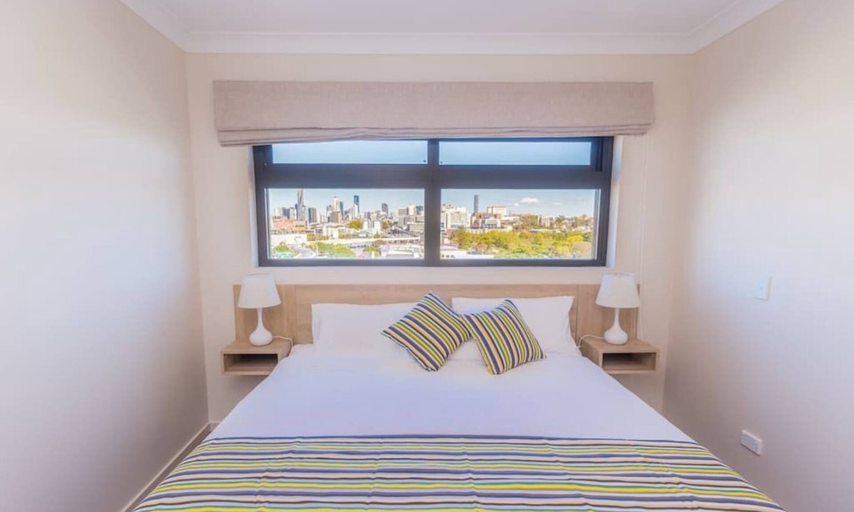 Windsor Hotel | Stylish, modern king hotel room in Brisbane