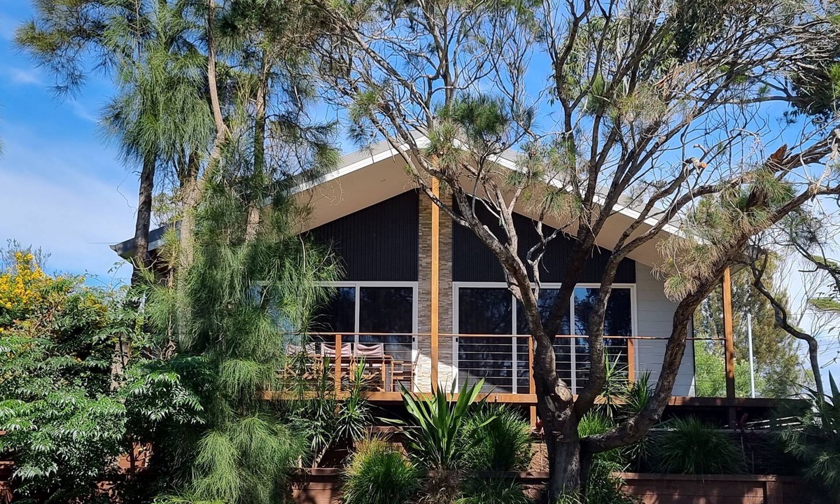 Manyana House | Stylish modern open‑plan beach house offering a warm, welcoming, home‑like vibe.