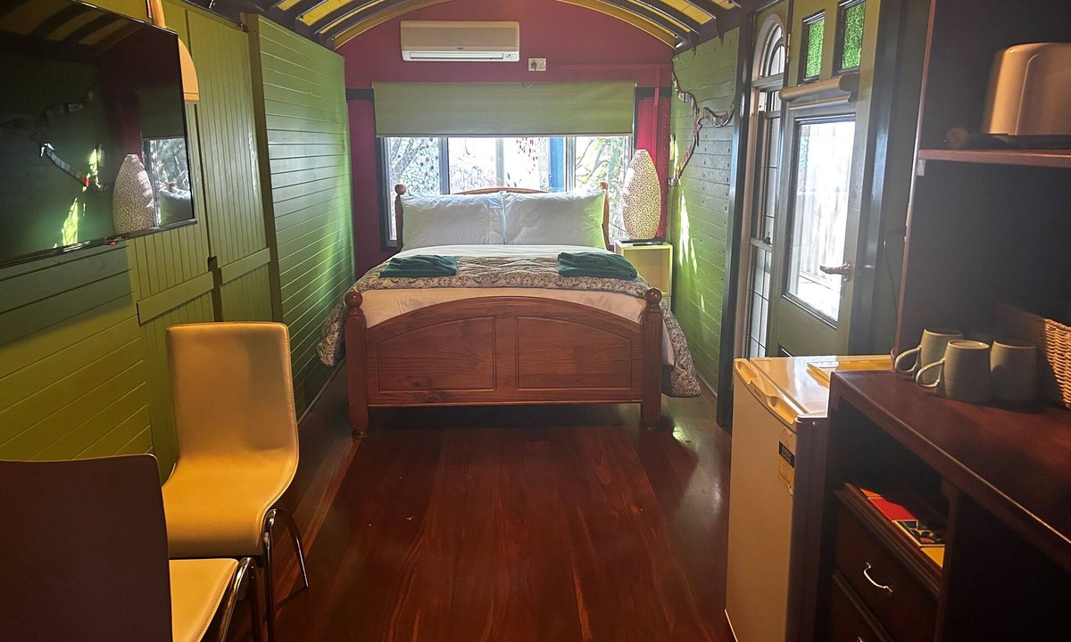 South Fremantle House | Stylish Studio on South terrace. 2 Minute walk to the beach.