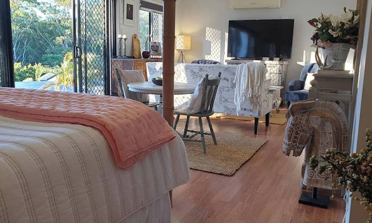 Reedy Creek Apartment | Stylish Studio in Reedy Creek