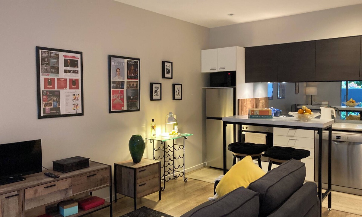 Carlton Apartment | Stylishly appointed apartment in Carlton - free parking and includes breakfast.
